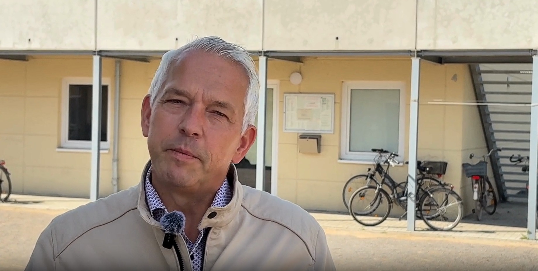 Brgermeister Wilhelm Sendermann an der Flchtlingsunterkunft Vinnumer Landweg